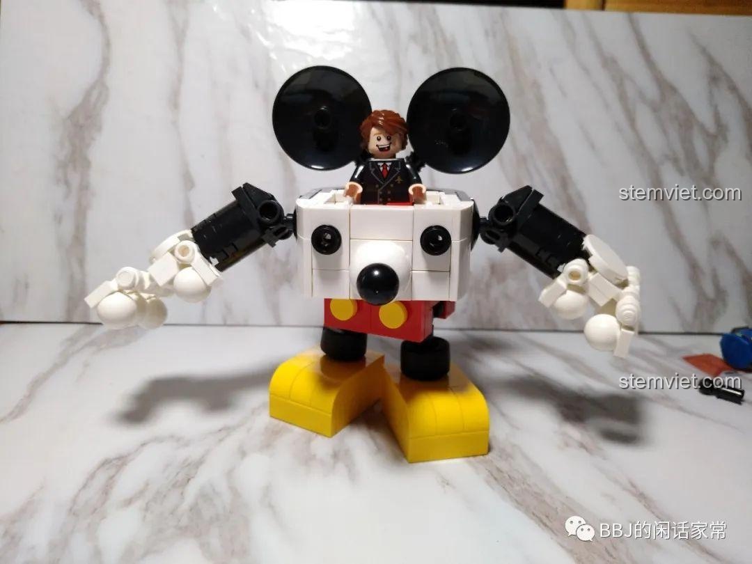 Mickey Mecha tạo dáng với các khớp nối của Tégu Brick 72100