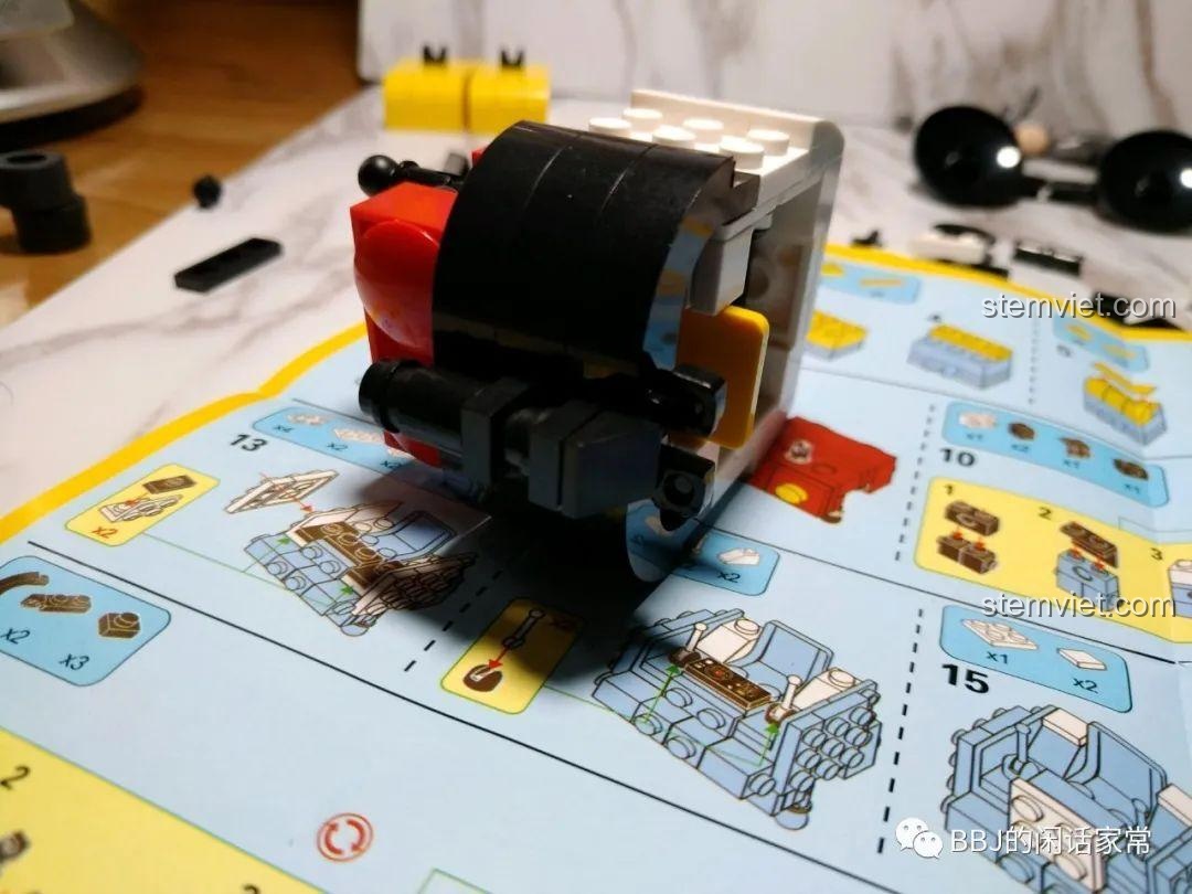 Mickey Mecha tạo dáng với các khớp nối của Tégu Brick 72100