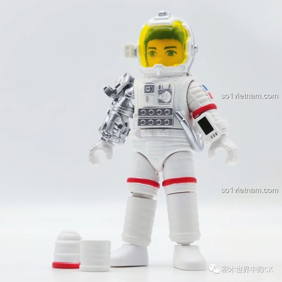 Cận cảnh phi hành gia sau khi lắp ráp
