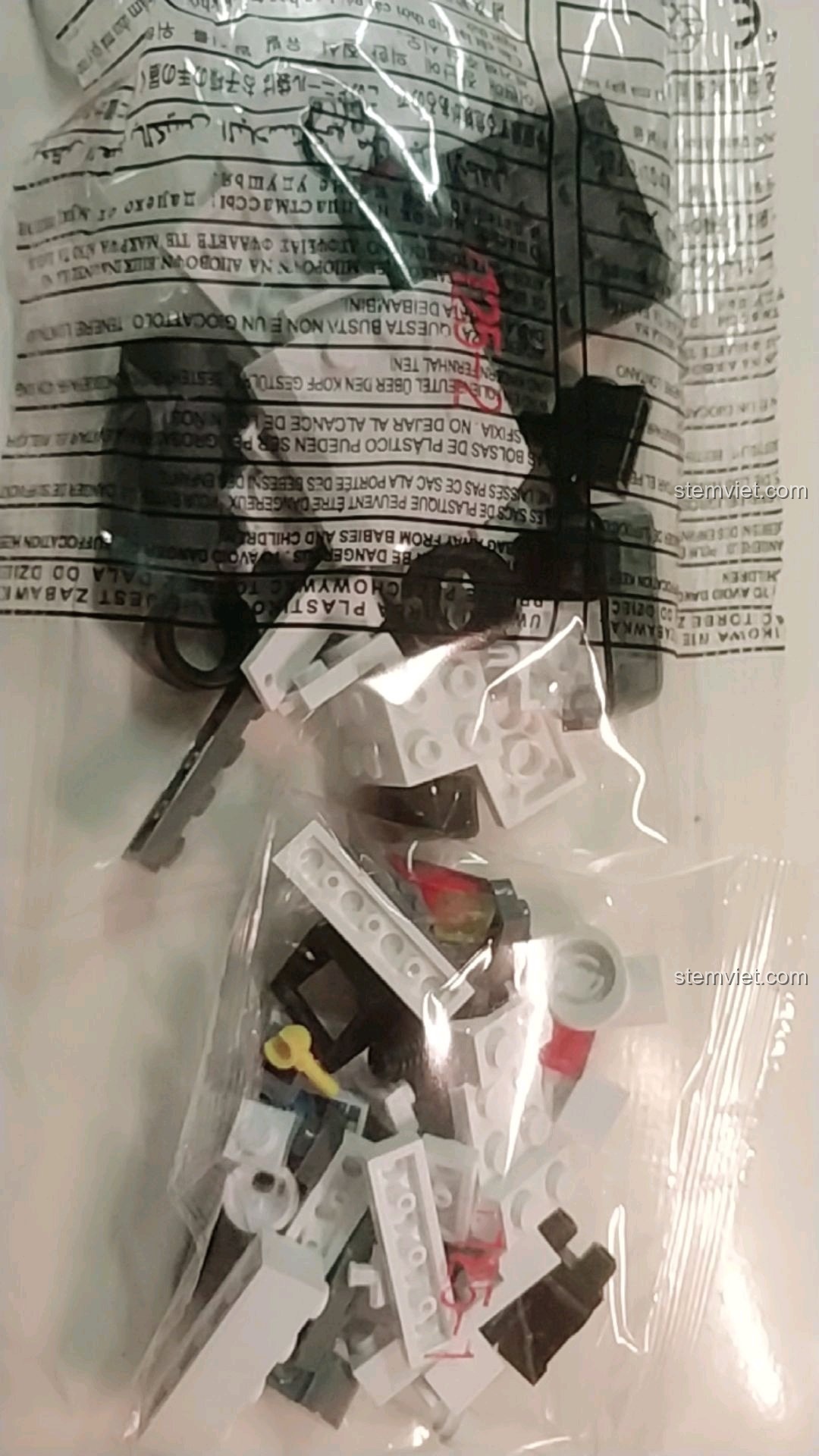 Cận cảnh các túi nhựa chứa 74 mảnh ghép của bộ lắp ráp Mô hình xe cảnh sát cho trẻ em từ 6 tuổi.