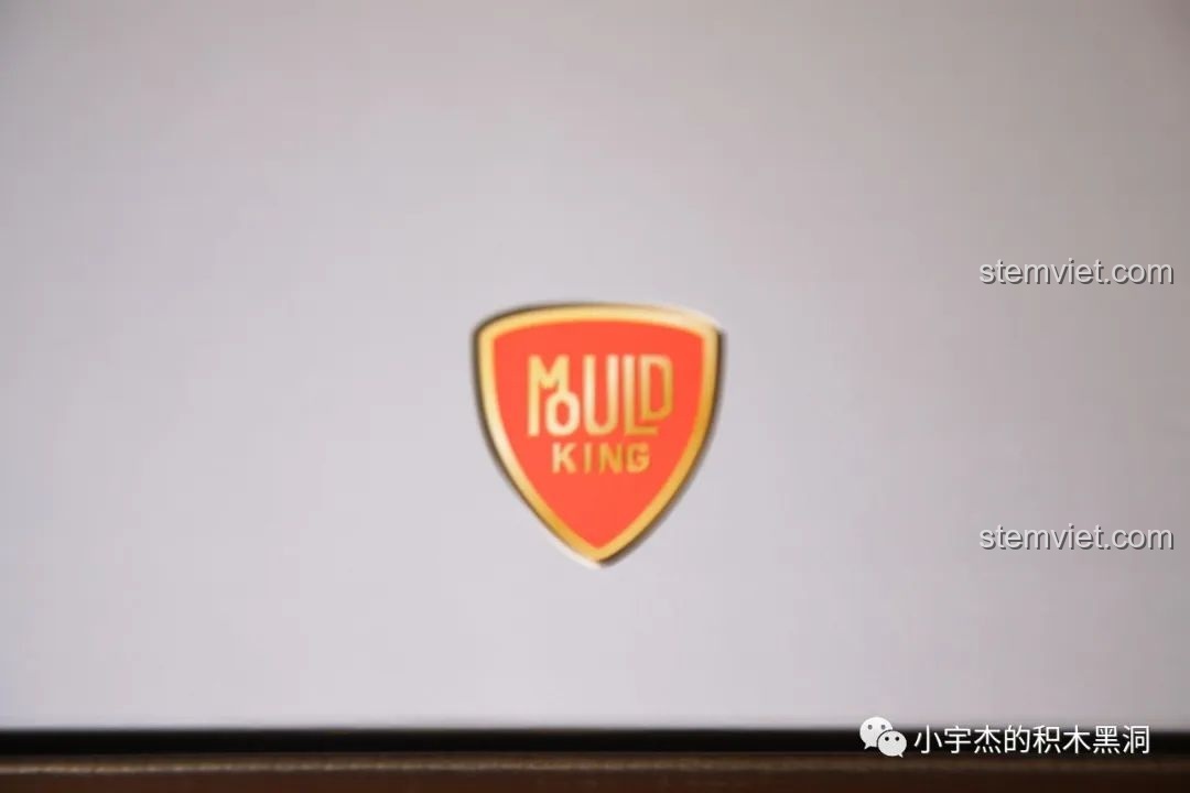 Logo Mould King màu đỏ và vàng nổi bật trên nền hộp trắng của bộ lắp ráp 13056 Lamborghini Hyper.