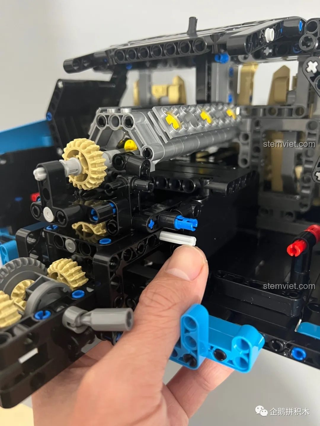 Lắp ráp các chi tiết bên hông xe của mô hình Moyu Block MY88008 Bugatti Bolide.