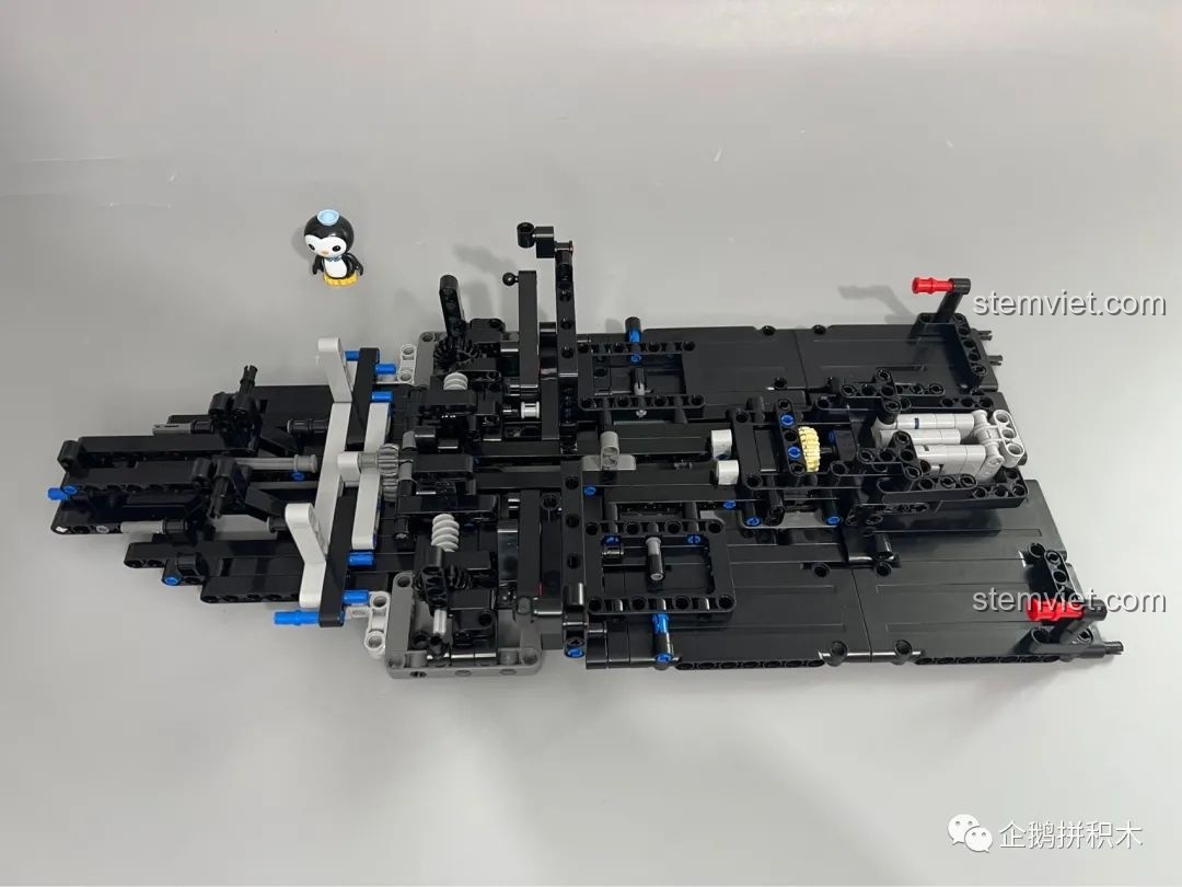 Khung gầm của mô hình Moyu Block MY88008 Bugatti Bolide tiếp tục được mở rộng.