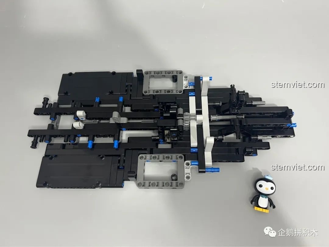Khung gầm của mô hình Moyu Block MY88008 Bugatti Bolide đang được lắp ráp, các chi tiết kết nối chắc chắn.