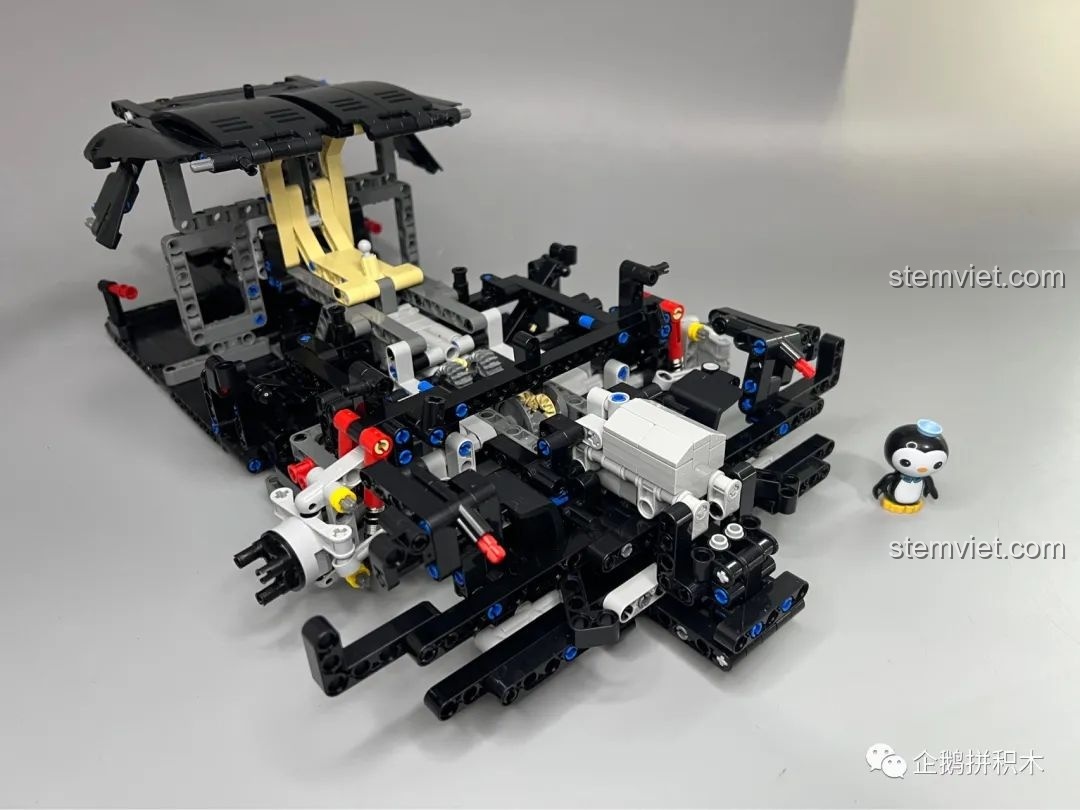 Nội thất của mô hình Moyu Block MY88008 Bugatti Bolide dần được định hình.