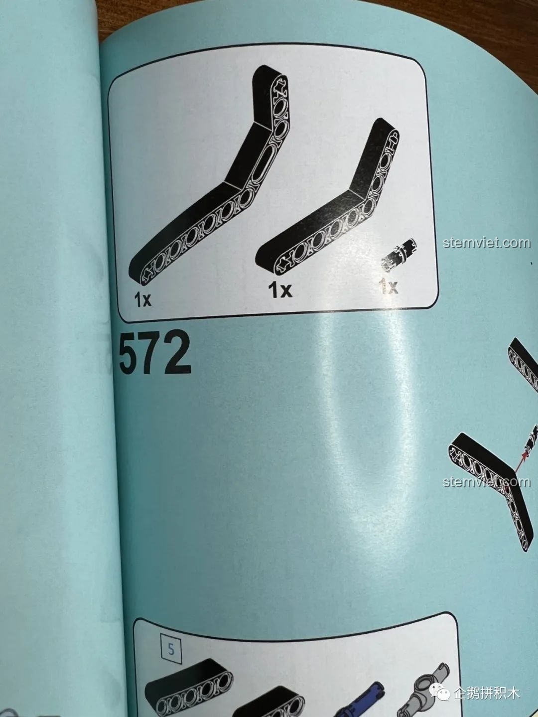 Thân xe của mô hình Moyu Block MY88008 Bugatti Bolide dần hoàn thiện.