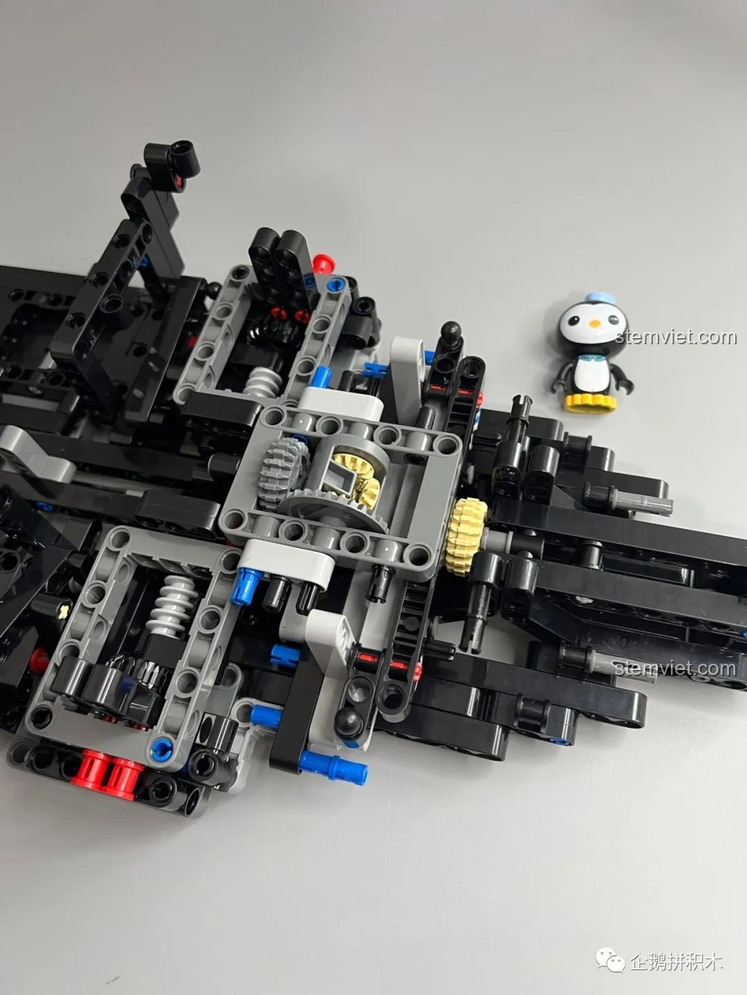 Hệ thống lái và vi sai phía trước của mô hình Moyu Block MY88008 Bugatti Bolide đang được lắp ráp.