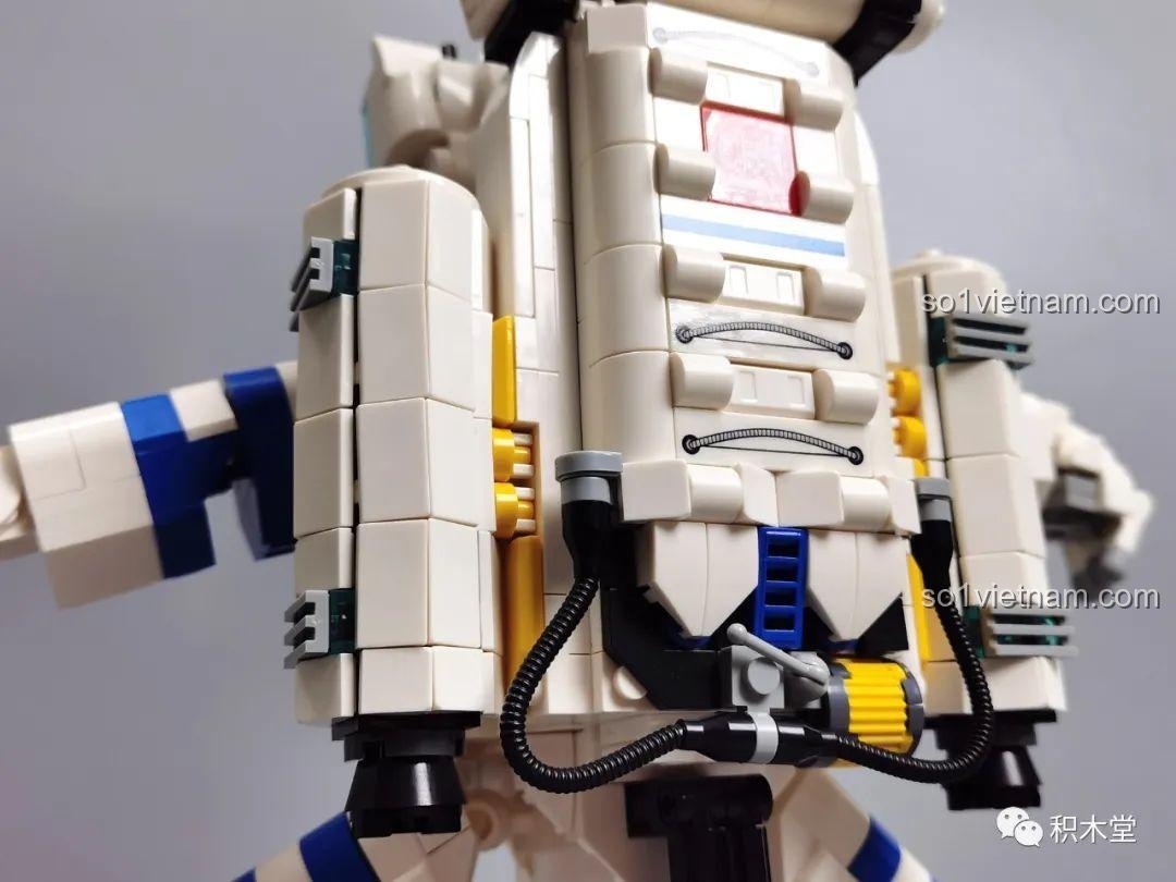 Nhìn từ bên cạnh bộ lắp ráp phi hành gia ZMS T2037 đã hoàn thiện.