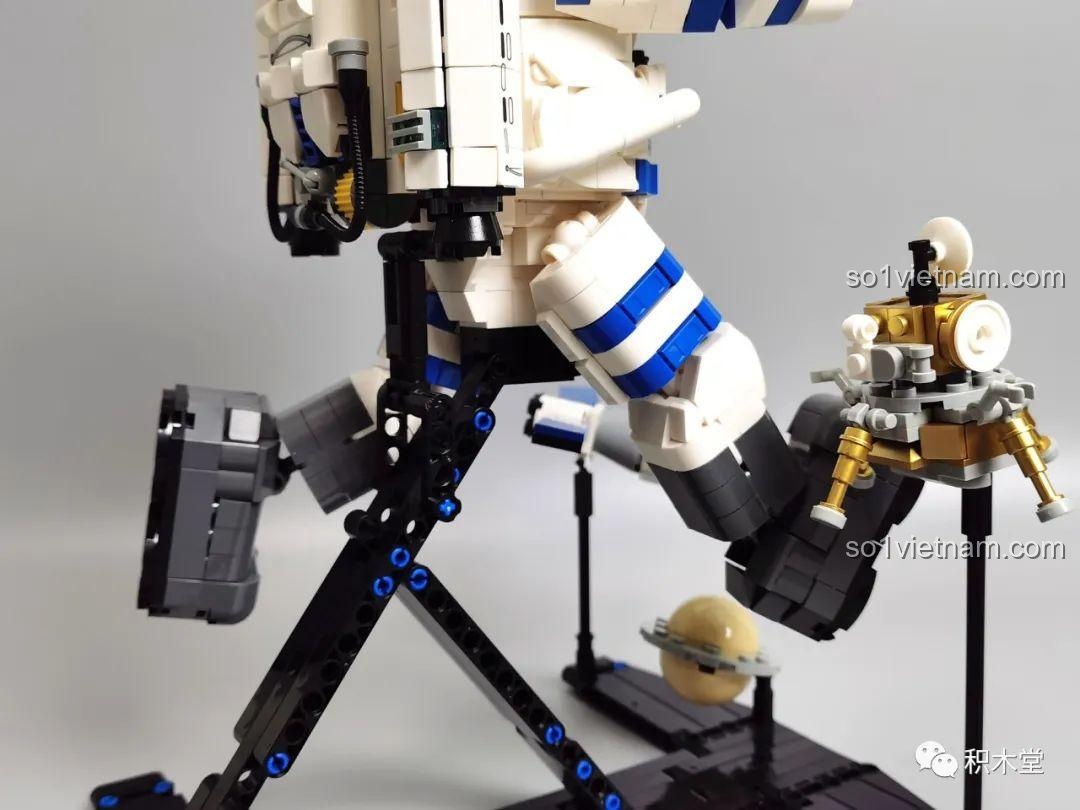 Cận cảnh chi tiết mũ bảo hiểm mạ vàng của bộ lắp ráp phi hành gia ZMS T2037.