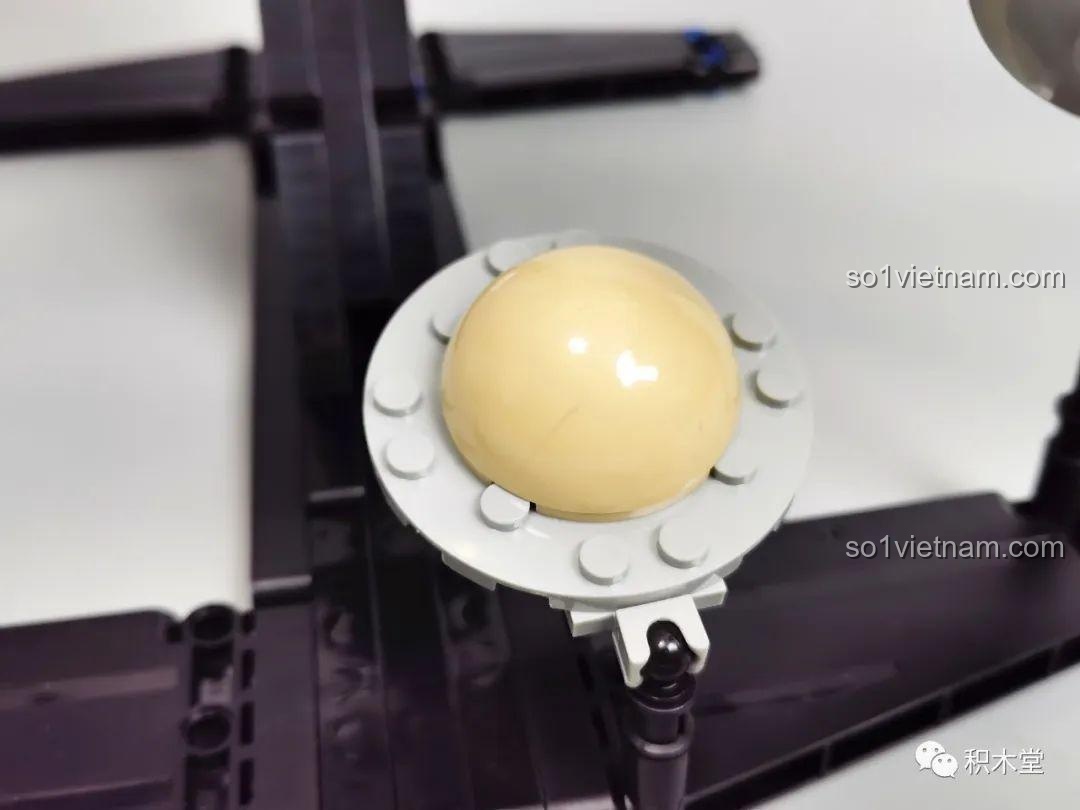 Nhìn từ phía sau bộ lắp ráp phi hành gia ZMS T2037 đã hoàn thiện.