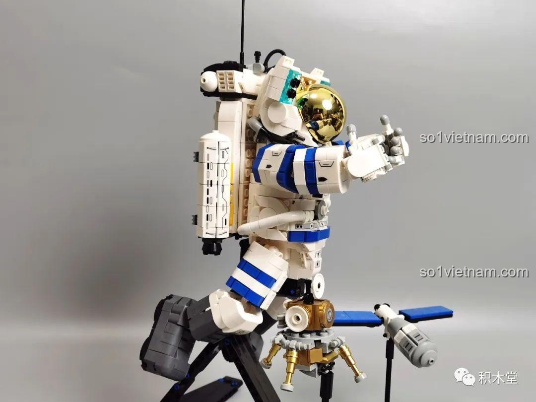 Nhìn từ phía sau bộ lắp ráp phi hành gia ZMS T2037 đã hoàn thiện, với vệ tinh.