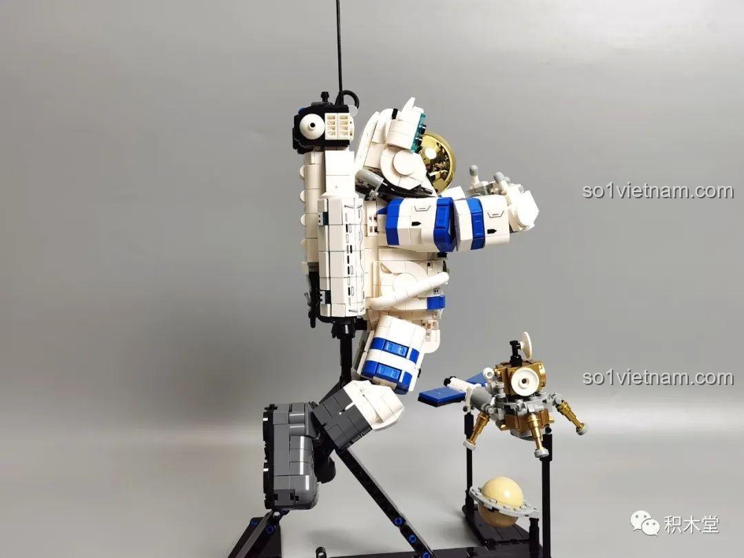 Nhìn từ phía sau bộ lắp ráp phi hành gia ZMS T2037 đã hoàn thiện, với tàu đổ bộ.