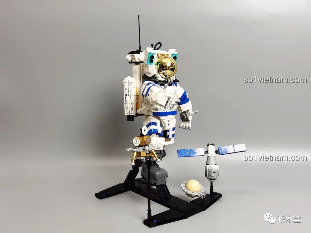 Cận cảnh chi tiết mũ bảo hiểm mạ vàng của bộ lắp ráp phi hành gia ZMS T2037.