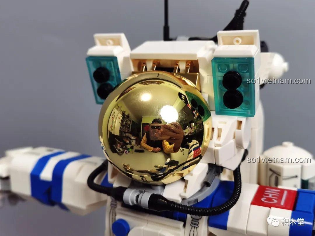 Chi tiết các phụ kiện trên đế trưng bày của bộ lắp ráp phi hành gia ZMS T2037.