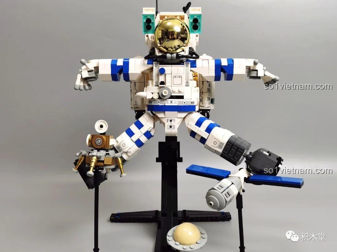 Chi tiết tàu đổ bộ đi kèm bộ lắp ráp phi hành gia ZMS T2037, có chi tiết mạ vàng.