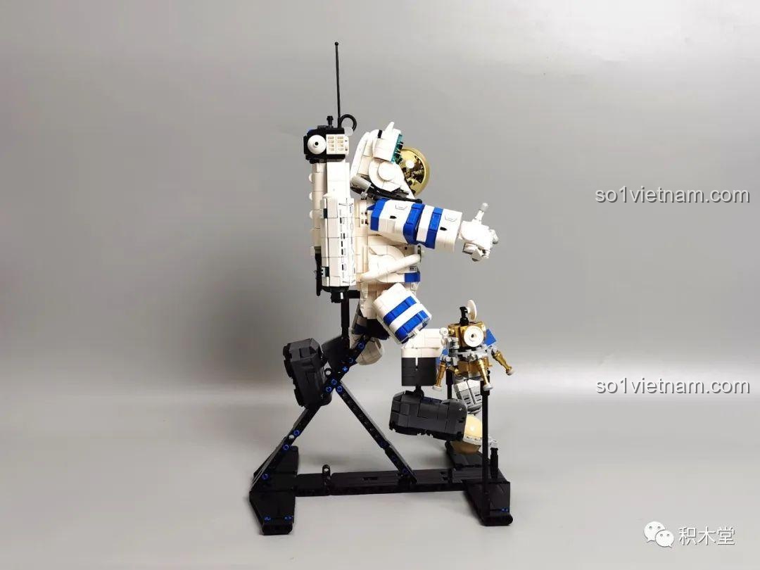 Tổng thể chi tiết của bộ lắp ráp phi hành gia ZMS T2037, bao gồm phi hành gia, tàu đổ bộ, hành tinh.