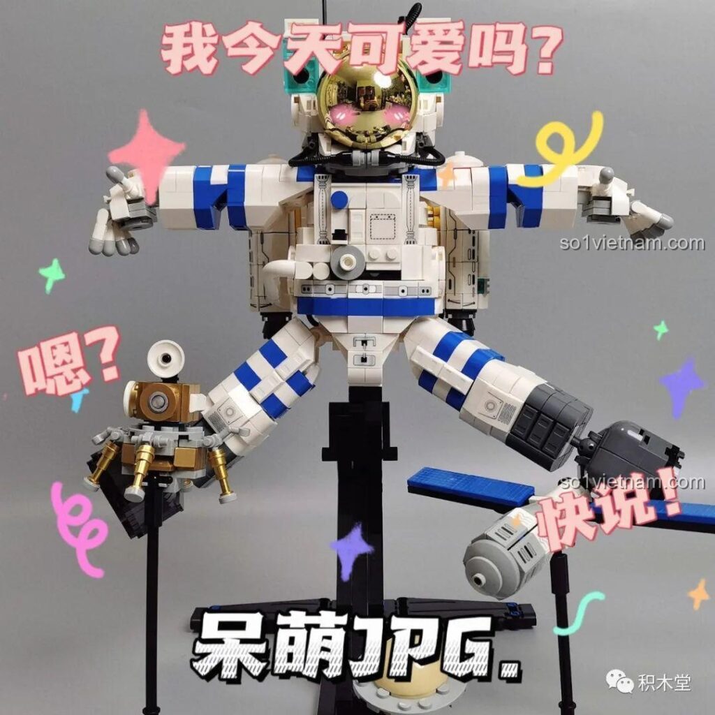 Bộ lắp ráp phi hành gia ZMS T2037 với biểu cảm đáng yêu, tay chân dang rộng, kèm theo tàu đổ bộ và vệ tinh.