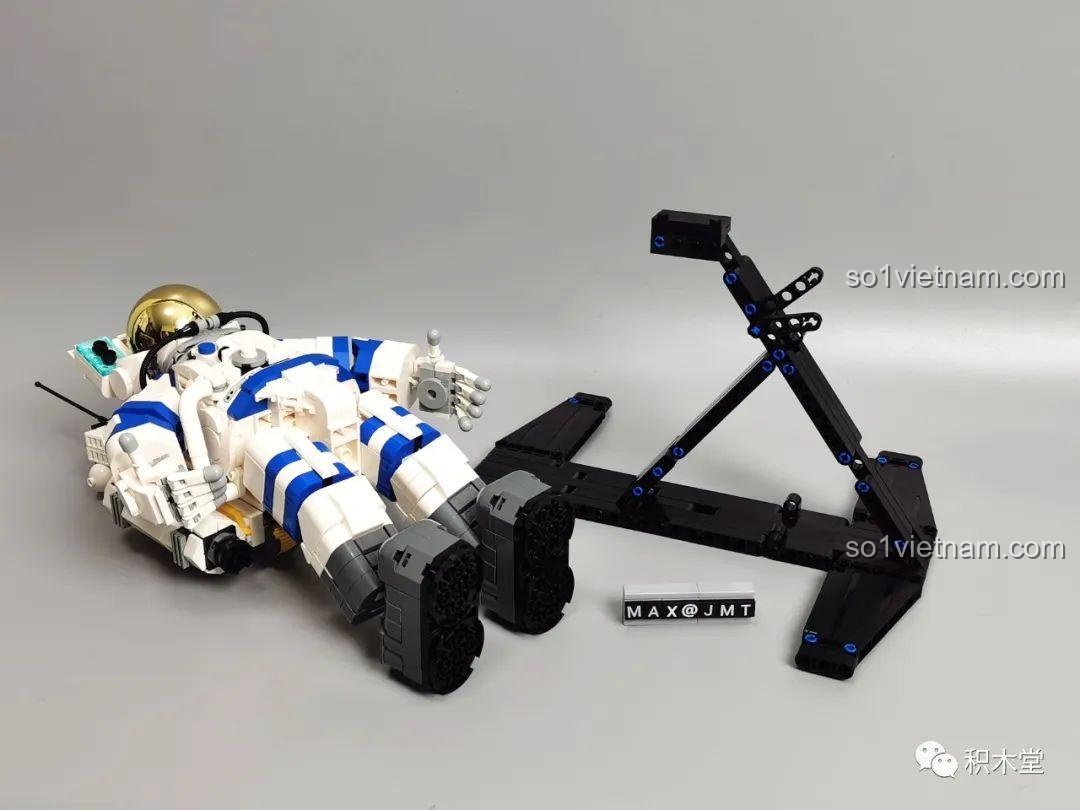 Quá trình lắp ráp phần balo của bộ lắp ráp phi hành gia ZMS T2037.