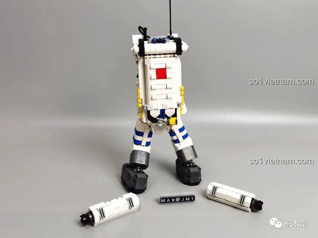 Quá trình lắp ráp phần chân của bộ lắp ráp phi hành gia ZMS T2037.