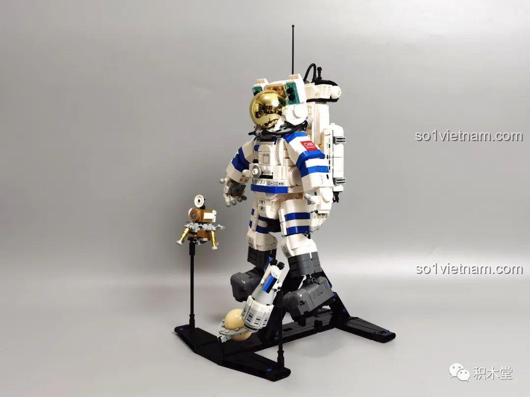 Quá trình lắp ráp gần hoàn thiện bộ lắp ráp phi hành gia ZMS T2037.