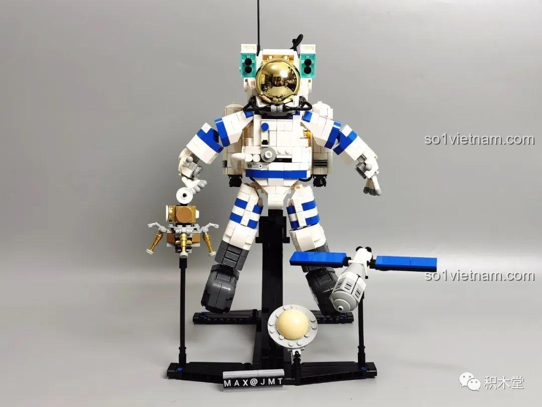 Quá trình lắp ráp phần tay của bộ lắp ráp phi hành gia ZMS T2037.