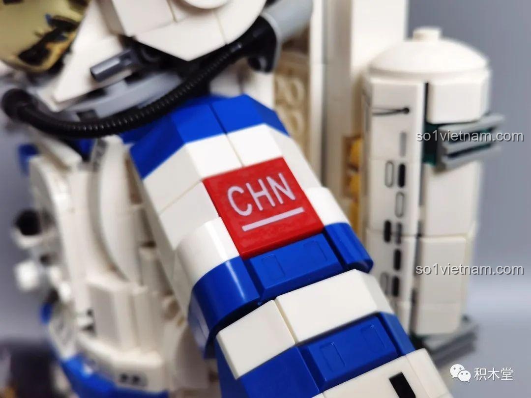 Chi tiết mũ bảo hiểm có thể mở ra của bộ lắp ráp phi hành gia ZMS T2037.