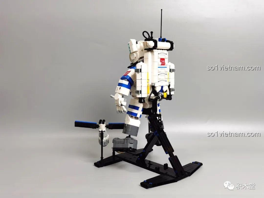 Toàn cảnh bộ lắp ráp phi hành gia ZMS T2037 đã hoàn thiện, xoay 360 độ.