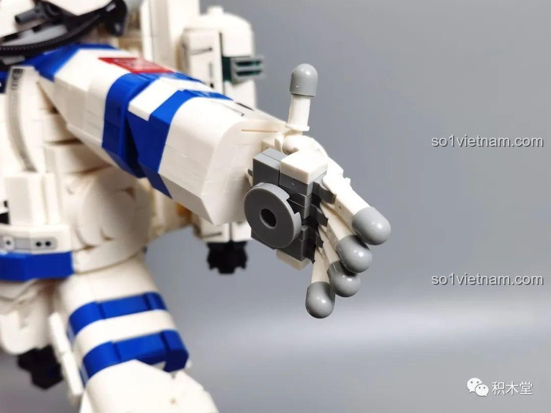 Toàn cảnh bộ lắp ráp phi hành gia ZMS T2037 đã hoàn thiện, với tàu đổ bộ.