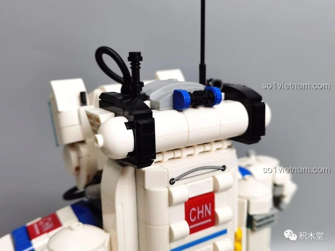 Toàn cảnh bộ lắp ráp phi hành gia ZMS T2037 đã hoàn thiện, với vệ tinh.