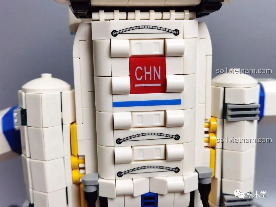 Toàn cảnh bộ lắp ráp phi hành gia ZMS T2037 đã hoàn thiện, với hành tinh.