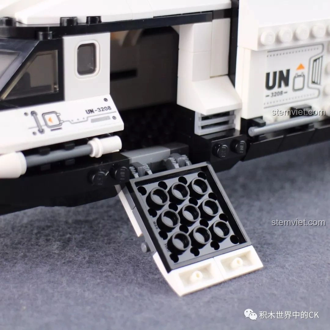 Toàn bộ bộ đồ chơi lắp ráp Qman 3208 Chiến Dịch Thiên Mạc đã hoàn thành, bao gồm trực thăng, xe Jeep, mô tô và 5 nhân vật.