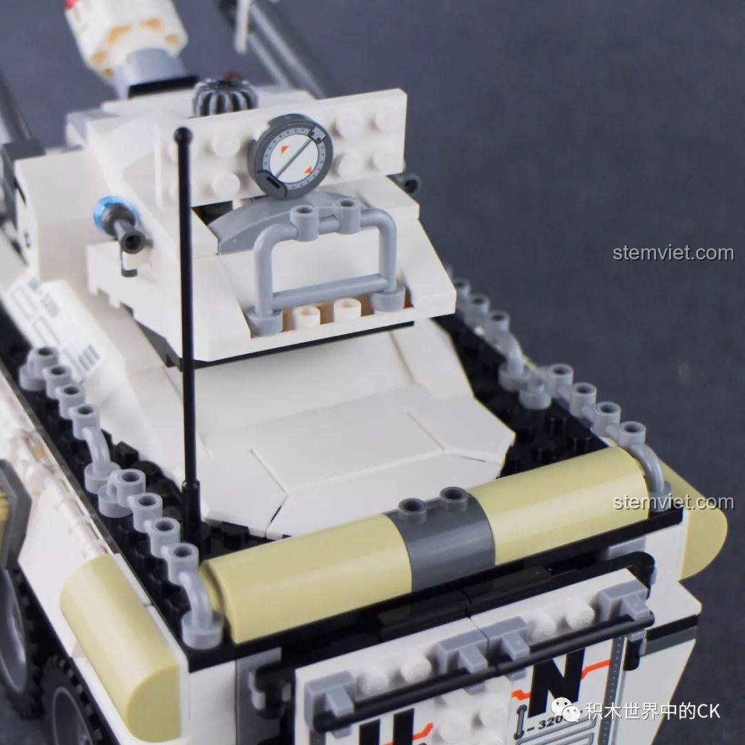 Toàn bộ bộ đồ chơi lắp ráp Qman 3209 Xe Bọc Thép Tấn Công ThunderMission đã hoàn thiện, với xe bọc thép, xe bán tải và căn cứ.