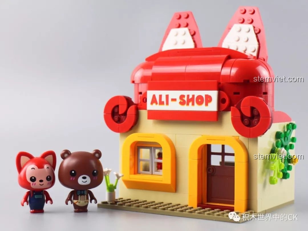 Mô hình Cửa hàng A-li của bộ QMAN 3901 với nhân vật A-li và Gấu, thể hiện sự vui vẻ.