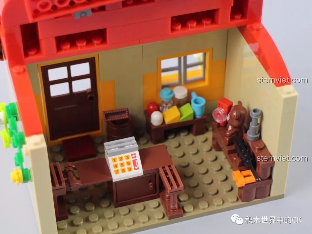 Cận cảnh nội thất bên trong mô hình Cửa hàng A-li của bộ QMAN 3901, tập trung vào quầy tính tiền.