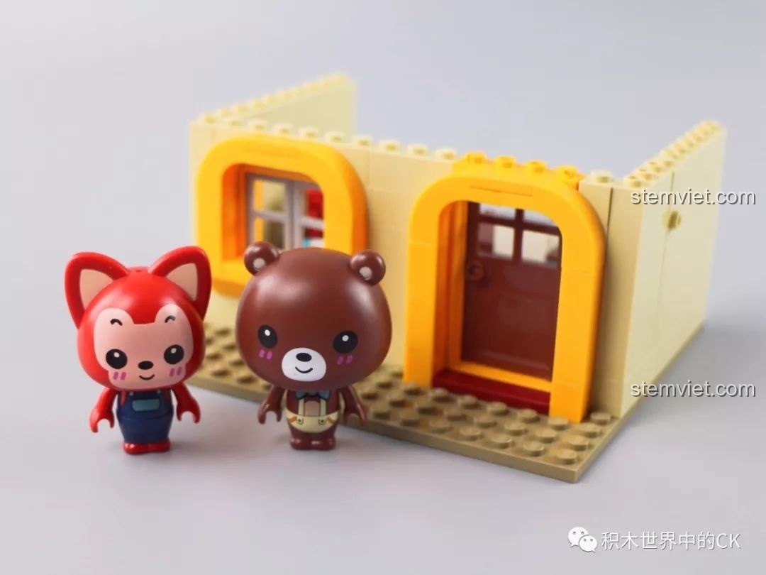 Chi tiết chậu hoa và dây leo trang trí bên ngoài mô hình QMAN 3901 Cửa hàng A-li.