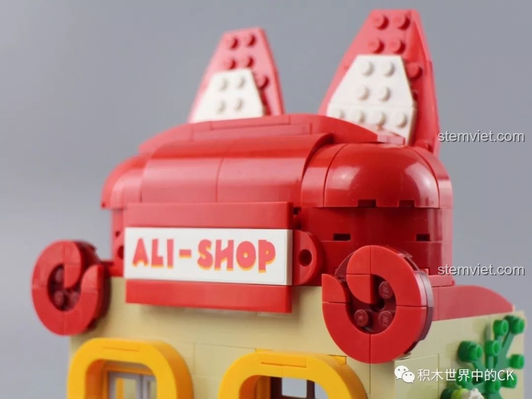 Mô hình Cửa hàng A-li của bộ QMAN 3901 với nhân vật A-li và Gấu, thể hiện sự hoàn chỉnh.