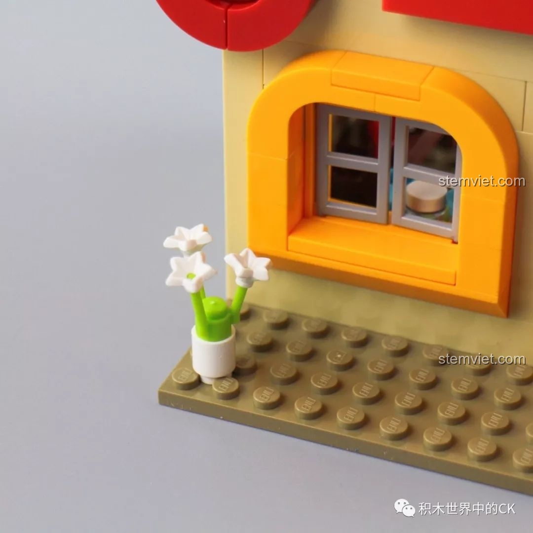 Mô hình Cửa hàng A-li của bộ QMAN 3901 nhìn từ bên cạnh, làm nổi bật chi tiết trang trí.