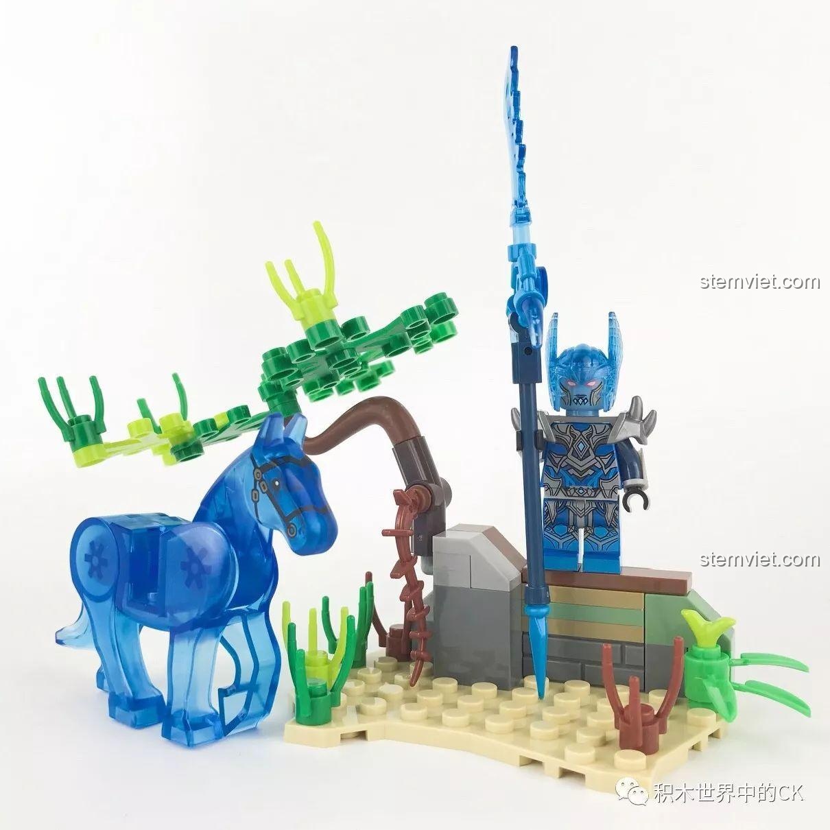 Bộ lắp ráp Quan Vũ và Ngựa Pha Lê hoàn chỉnh, với minifigure, ngựa và cảnh quan.