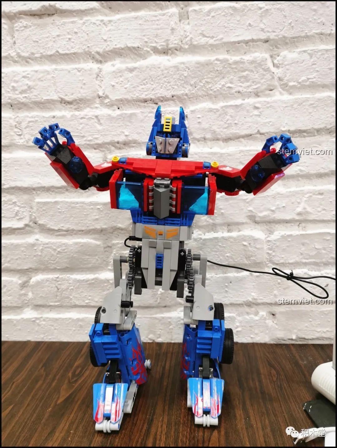 Robot Optimus Prime 15036 đang di chuyển, cho thấy sự ổn định và cơ chế hoạt động.