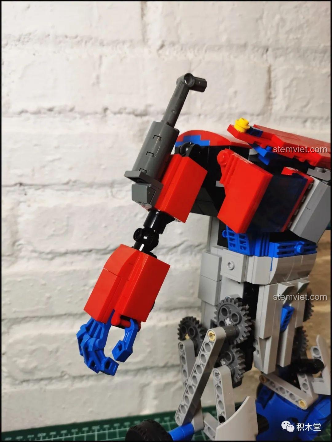 Cận cảnh quá trình lắp ráp bàn tay của robot Optimus Prime 15036, với các ngón tay có thể cử động.