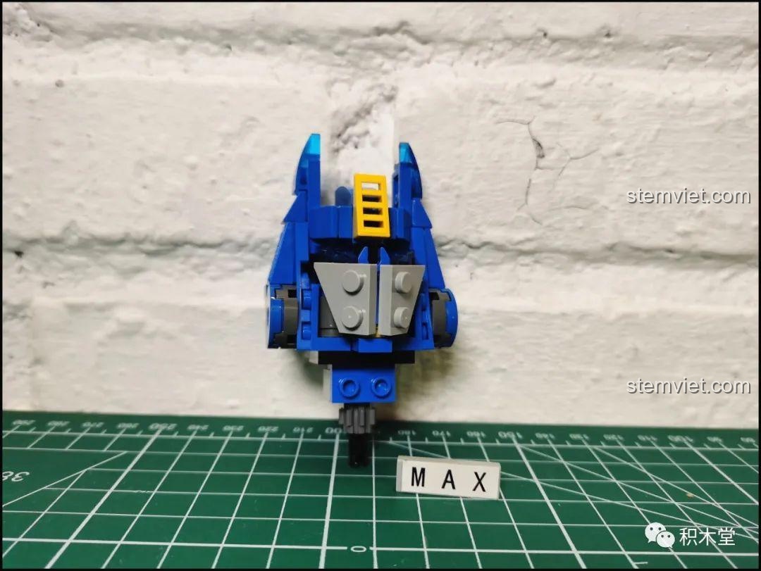 Phần đầu của robot Optimus Prime 15036 đang được lắp ráp, là chi tiết cuối cùng hoàn thiện mô hình.