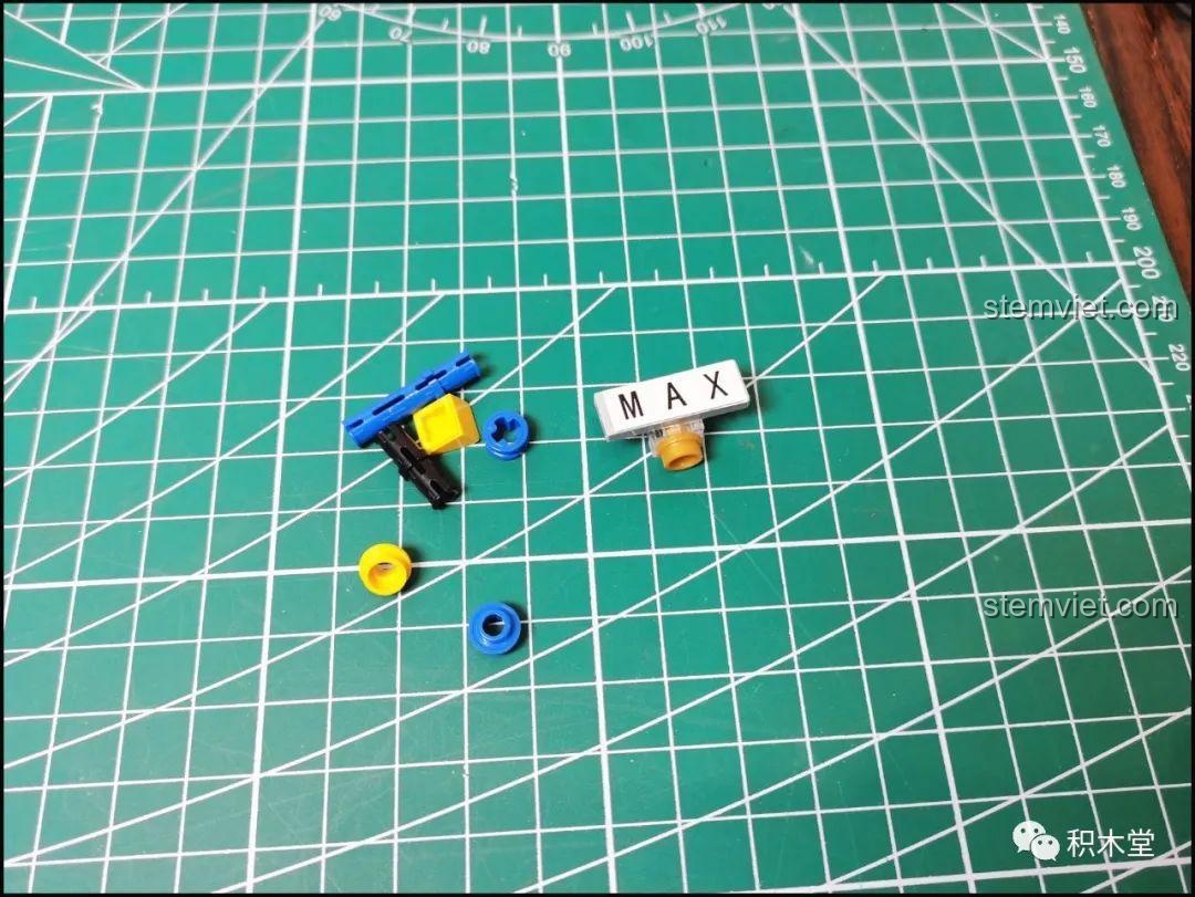 Mô hình robot Optimus Prime 15036 của Mould King đã hoàn thiện, đứng thẳng với thiết kế mạnh mẽ.