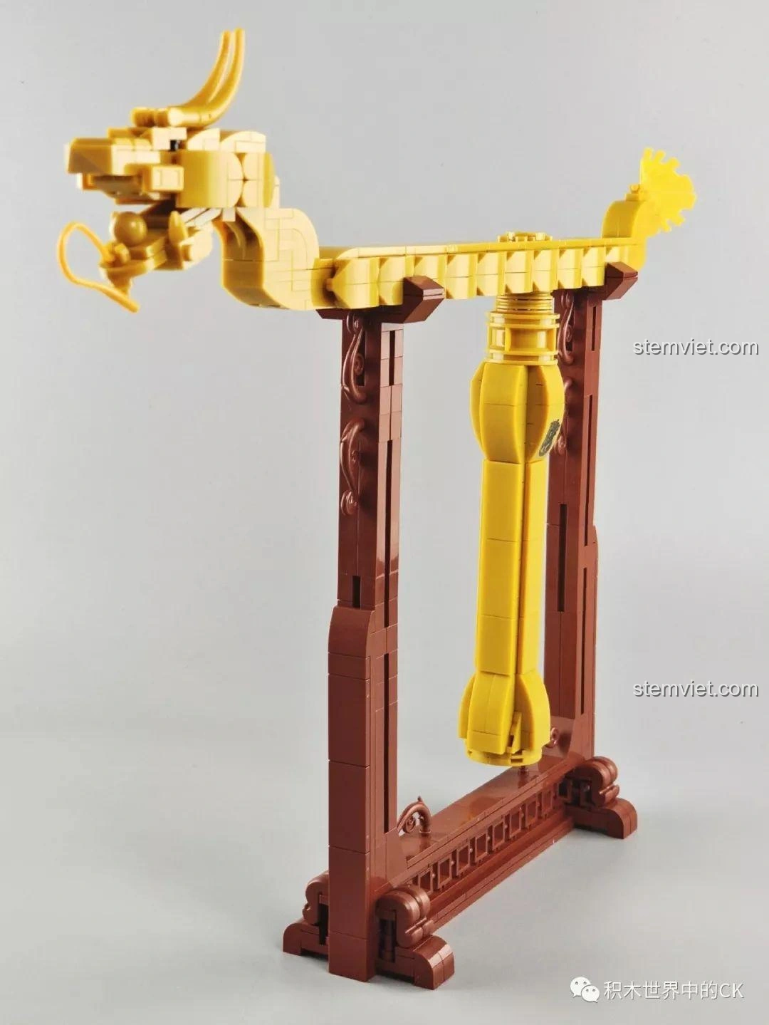 Bộ lắp ráp SEMBO 605102 Tầm Long Xích Thám Tử Phố Tàu 3 đã hoàn thành, đặt trên khung đỡ đẹp mắt.