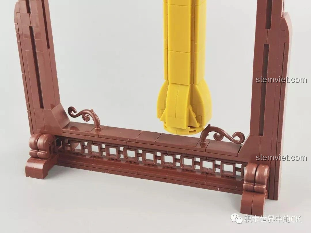 Toàn cảnh bộ lắp ráp SEMBO 605102 Tầm Long Xích Thám Tử Phố Tàu 3 đã hoàn thiện, sẵn sàng trưng bày.