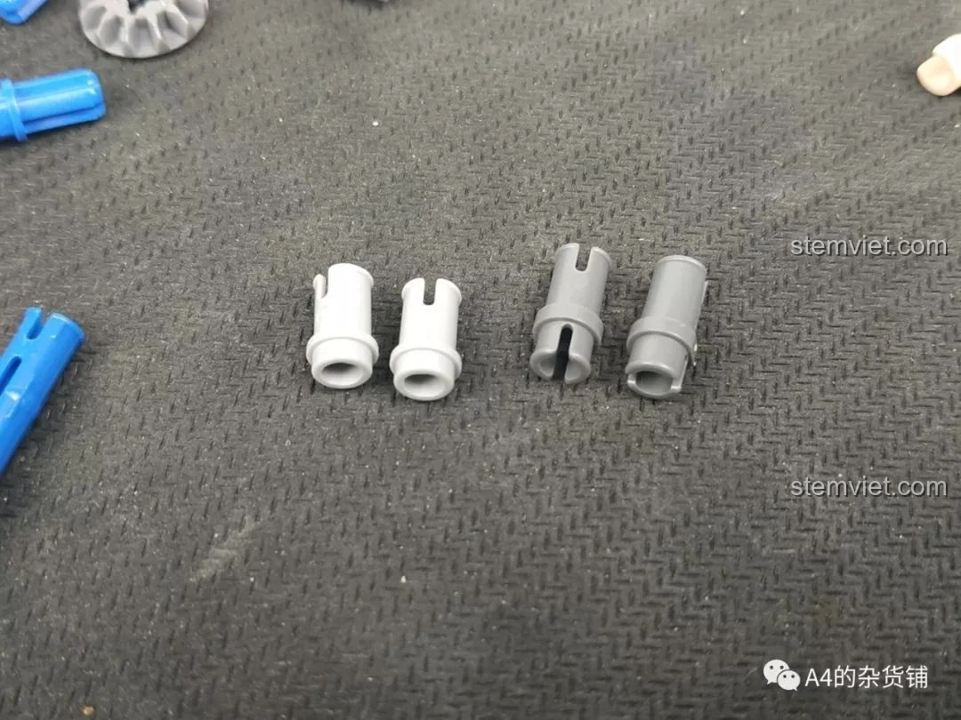 Hai loại chốt ngắn màu xám khác nhau của bộ lắp ráp Xe Tải Container Cơ Khí SEMBO 703940, cần phân biệt rõ khi lắp.