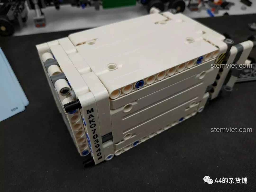 Phần container màu trắng của xe tải đã được lắp ráp, với các chi tiết màu xám và xanh dương, của bộ lắp ráp Xe Tải Container Cơ Khí SEMBO 703940.