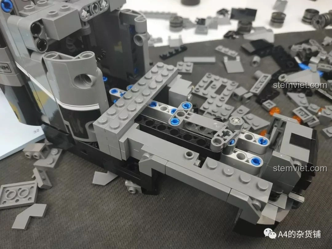 Phần đầu xe tải đang được lắp ráp, với nhiều mảnh ghép Technic và gạch thường, của bộ lắp ráp Xe Tải Container Cơ Khí SEMBO 703940.