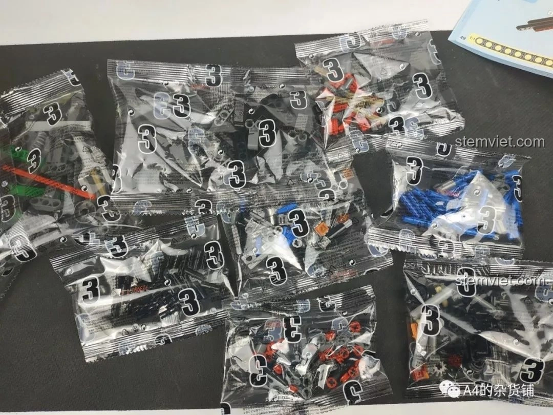 Các túi linh kiện được đánh số 3 của bộ lắp ráp Xe Tải Container Cơ Khí SEMBO 703940, chứa các mảnh ghép cho phần thân sau.