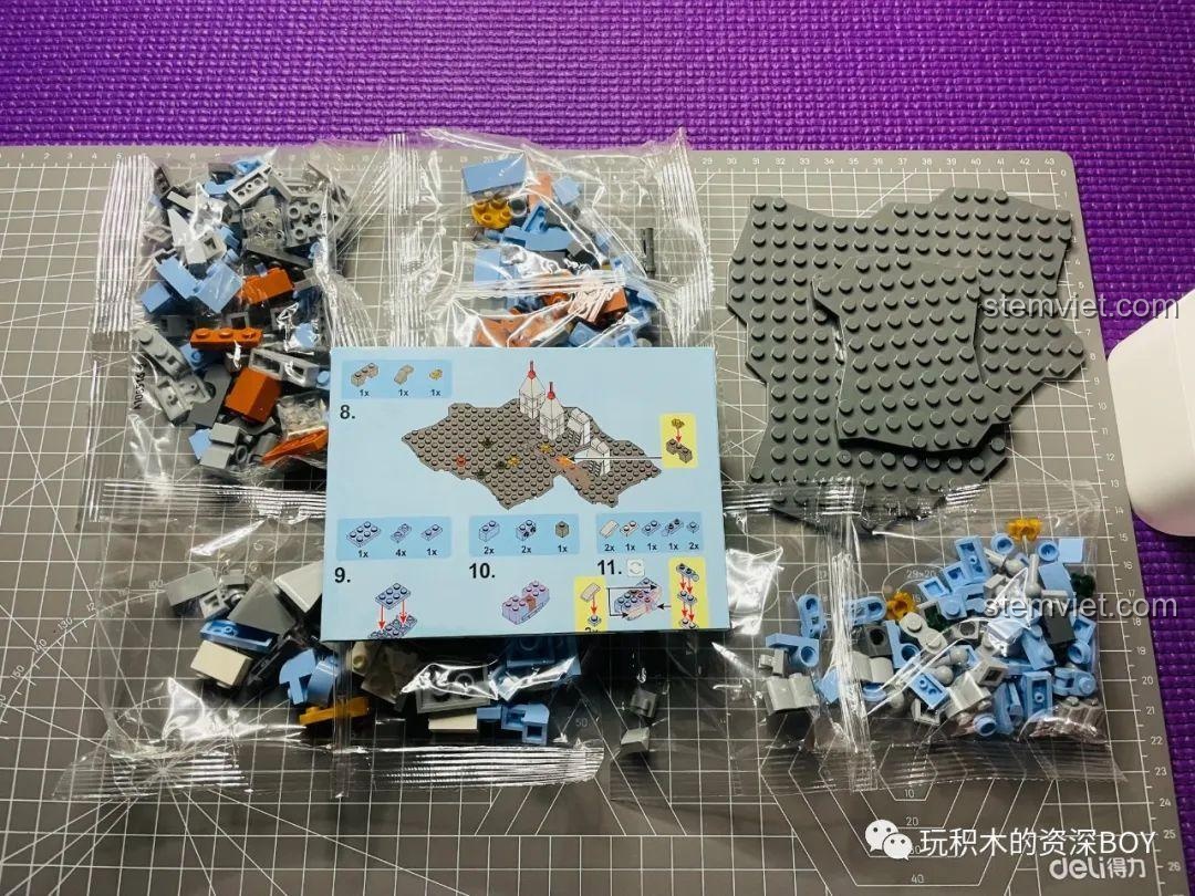 Các túi chi tiết và đế lắp ráp của bộ đồ chơi xây dựng Sembo 108516 Quái Vật Baltan, sẵn sàng cho quá trình lắp ráp.