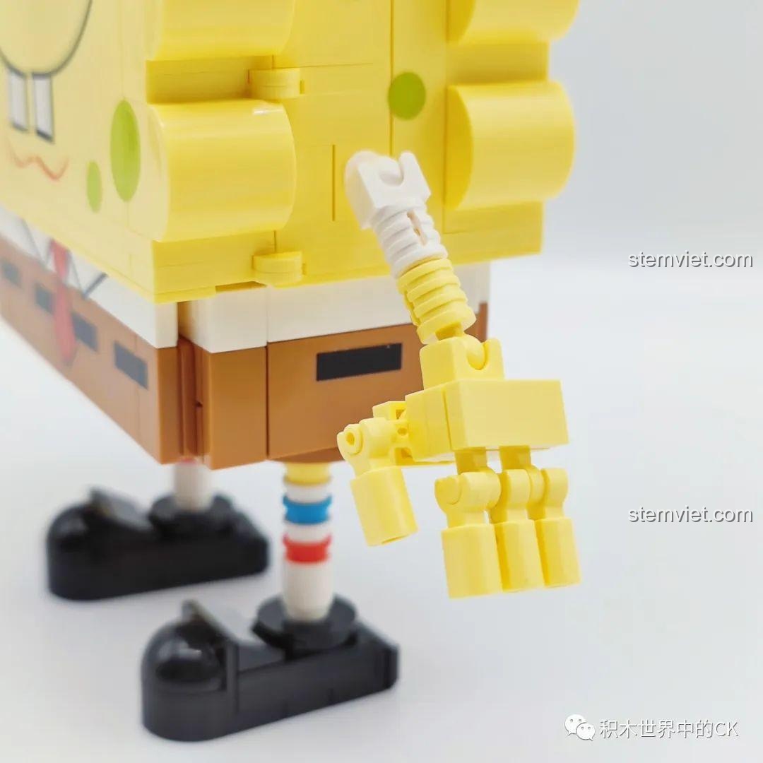 Mô hình SEMBO Spongebob Squarepants 612203 bên cạnh nhân vật Woody